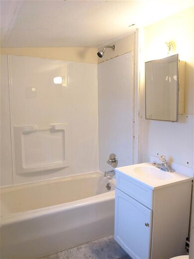 1 Green St unit .  1, Claremont, NH 03743 - photo 4