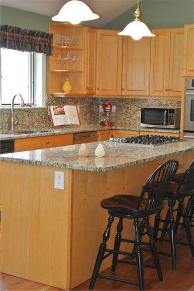 Newer stainless steel appliances, loads of kitchen