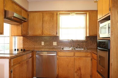 5714 Crestwood Cir E, North Richland Hills, TX 76180 - photo 7