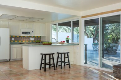 Kitchen with breakfast bar