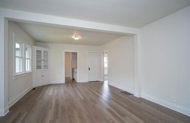 207 W 10th St S, Newton, IA 50208 - photo 5