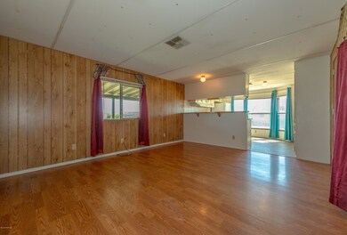 004_Living Room