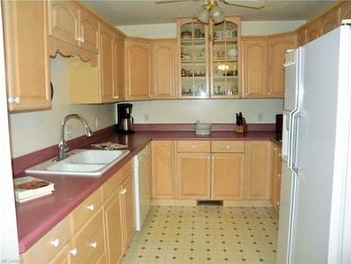 Kitchen/plenty of cabinetry