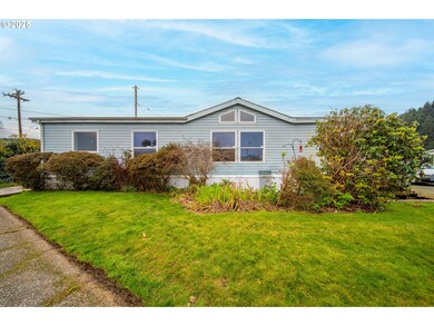 1413 Hawthorne Ave, Reedsport, OR 97467 - photo 2