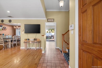 21 Eleanor Rd, Plainview, NY 11803 - photo 2