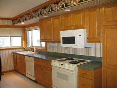 219 S Division St, Auburn, IN 46706 - photo 2