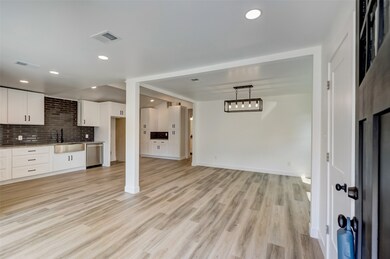 315 Cypress St, Alvin, TX 77511 - photo 4