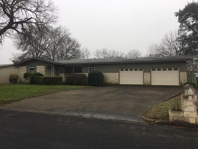 103 Hale St, Fredericksburg, TX 78624 - photo 2