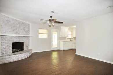 1041 Livingston Dr, Hurst, TX 76053 - photo 5