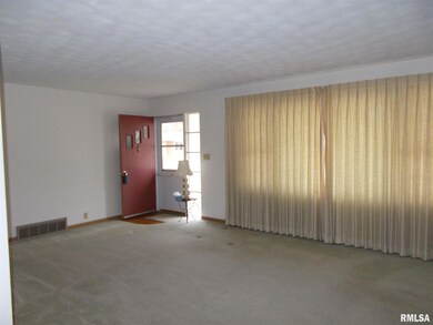 1732 Elmwood Ln, Bettendorf, IA 52722 - photo 2