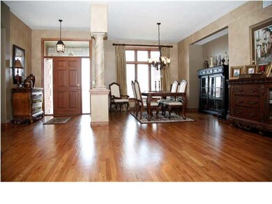 FOYER/LIVING ROOM