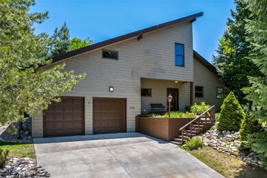Contemporary house featuring driveway