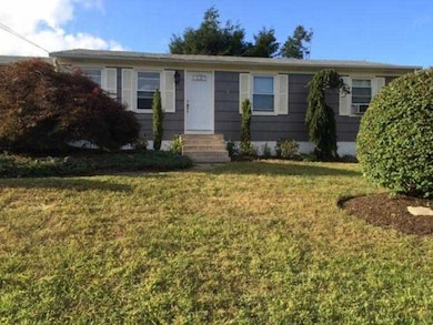 31 Hollow Tree Dr, Cranston, RI 02920 - photo 2