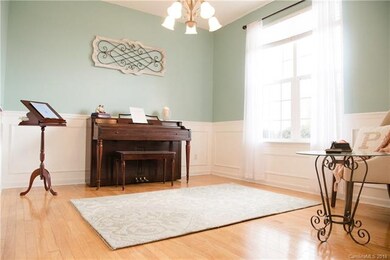 Spacious room for office or sitting area