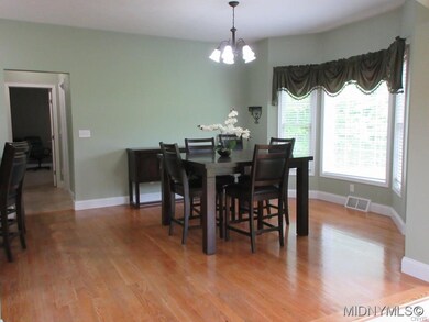 LARGE EATING AREA