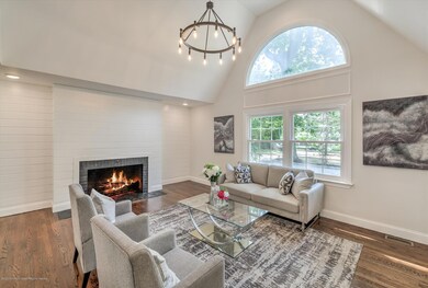 04-LIVING ROOM