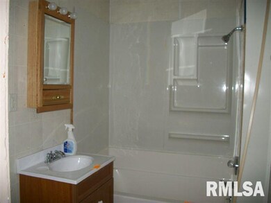 701 Davenport St, Lincoln, IL 62656 - photo 6