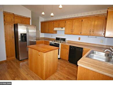 Oak-toned laminate flooring compliments the abunda