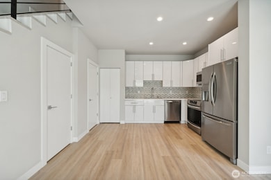 527 S Cloverdale St unit A, Seattle, WA 98108 - photo 4