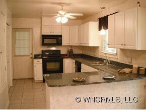 Kitchen w/breakfast bar