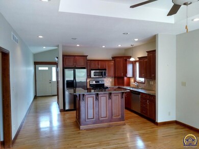 1124 SW Red Oaks Ct, Topeka, KS 66615 - photo 4