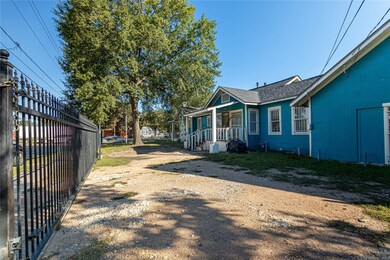 402 E Crosstimbers St, Houston, TX 77022 - photo 2