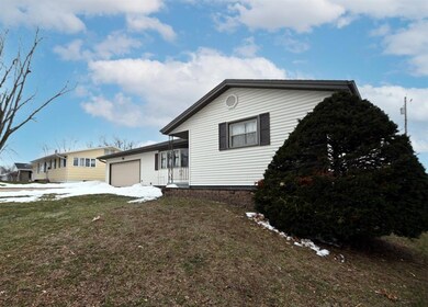 200 32nd St NW, Cedar Rapids, IA 52405 - photo 2