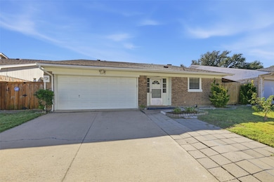 2212 Benbrook Dr, Carrollton, TX 75007 - photo 2