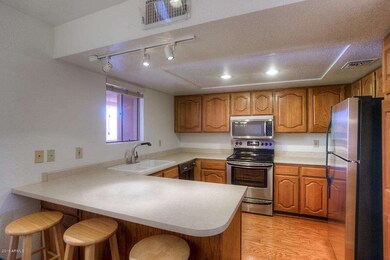 Kitchen & Breakfast Bar