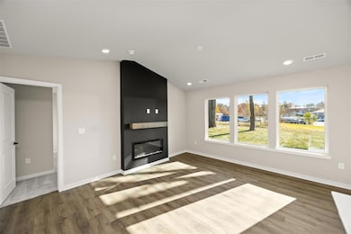 4311 Grover Woods Ln, Des Moines, IA 50317 - photo 3