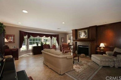 Beautiful and elegant living room with bay window 