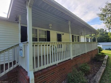 nice covered front porch