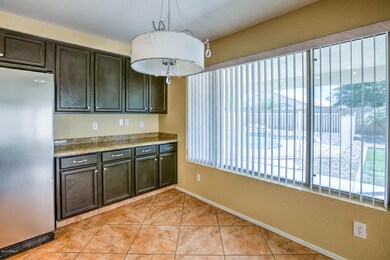 Kitchen & Breakfast Bar