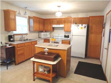 SPACIOUS OAK KITCHEN WITH ISLAND AND PANTRY