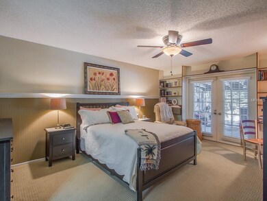 Master Bedroom with French doors to the screen por