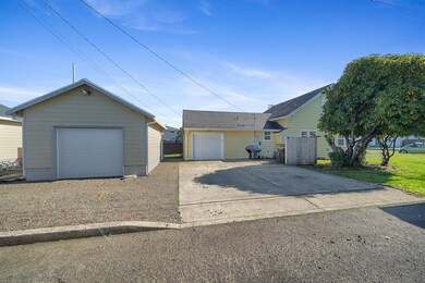 1902 10th St. 2 garages