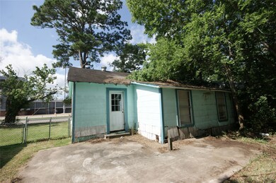 1300 W Dumble St, Alvin, TX 77511 - photo 2
