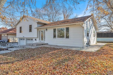 2025 SE 35th St, Topeka, KS 66605 - photo 2