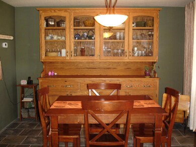 Dining Room w/Hutch<|><|>