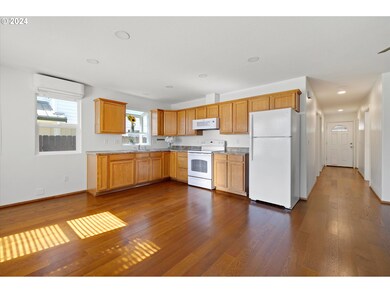 511 N Locust St, Canby, OR 97013 - photo 6