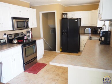 3005 SW Arnold Ave, Topeka, KS 66614 - photo 3