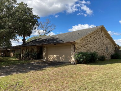 3809 Heatherglen St, Bay City, TX 77414 - photo 2