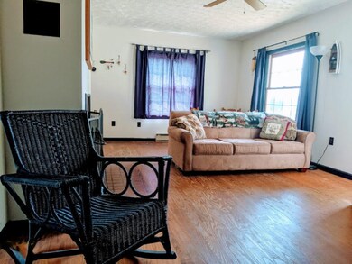 2nd dining area behind soffa