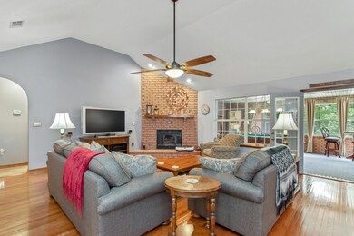101 Oakcrest Dr-10