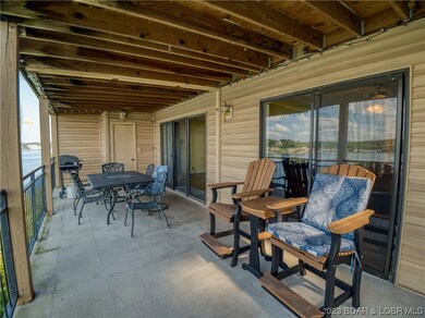 Huge Deck over looking the Lake