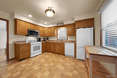 15560 Charles R Ave, Eastpointe, MI 48021 - photo 7