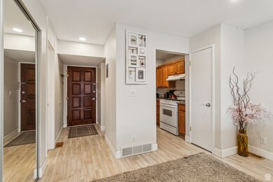 251 S 700 E unit 11, Salt Lake City, UT 84102 - photo 2
