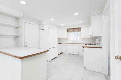 18 Crawford Ln unit U8, Nashua, NH 03063 - photo 4