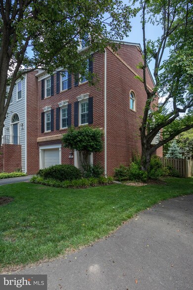 6872 Mclean Province Cir, Falls Church, VA 22043 - photo 4