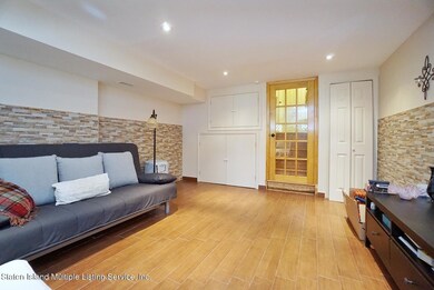 (5) FAMILY ROOM ON THE FIRST FLOOR